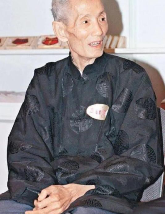 香港有个叫陈朗的风水师，2007年他最后的日子里，病房里挤满了人，都是身价过亿的