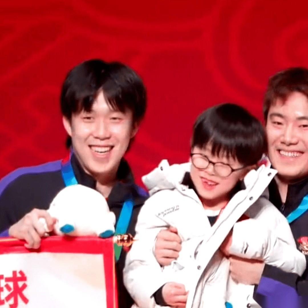 乒超总决赛，颁奖台的合影环节。梁靖崑一脸骄傲地把他儿子“凉皮”抱上台，往自己和