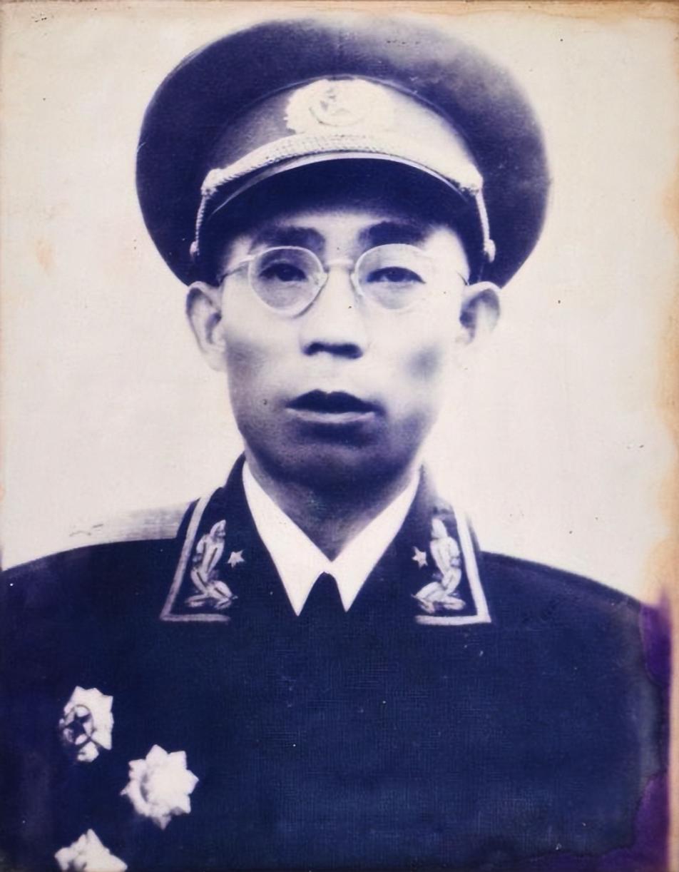 1939年，八路军715团打了胜仗。团长看上一支手枪，想自己留着。可政委坚持要上