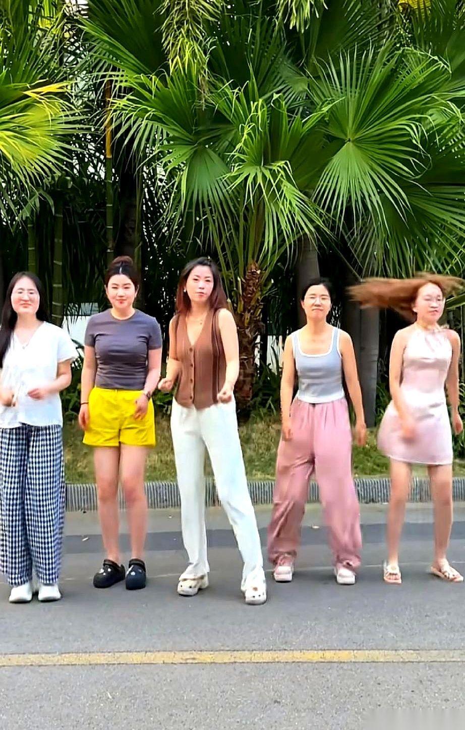 一个花了万把块学化妆的CC，一个身材纤细又会穿搭的娜姐。两人站一块，按理说，镜