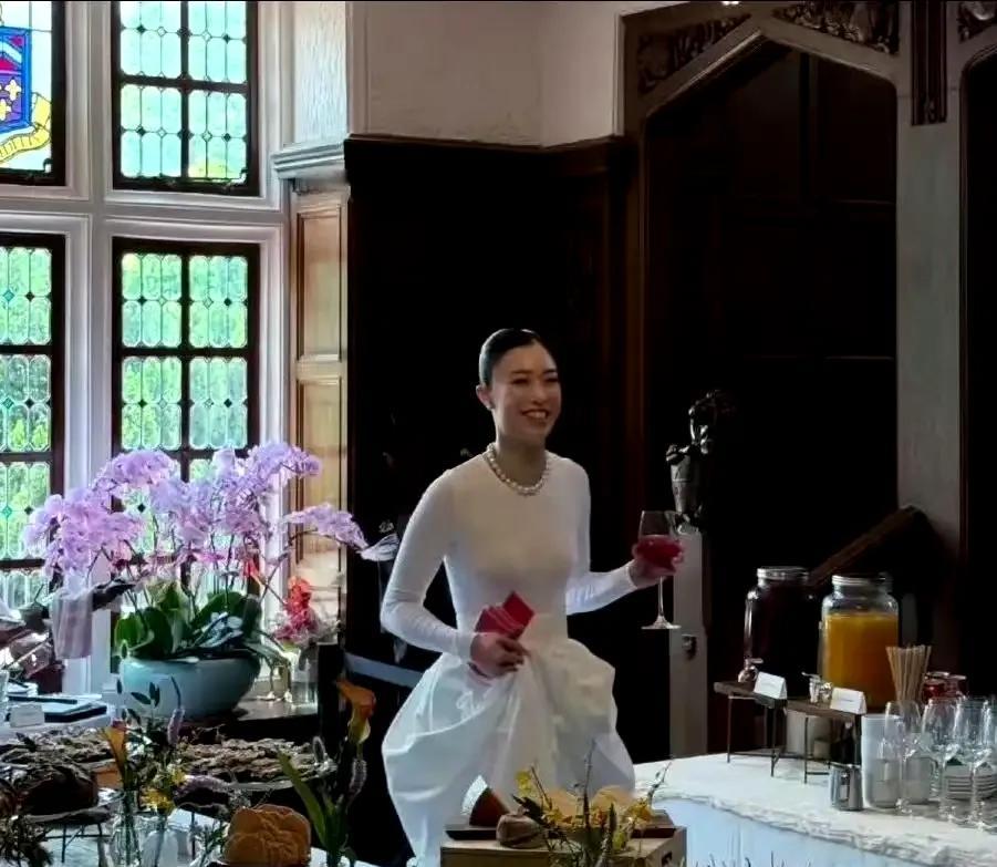 霍启仁订婚现场甜度超标！未婚妻南风穿象牙白礼服惊艳众人，豪门家族齐聚送祝福