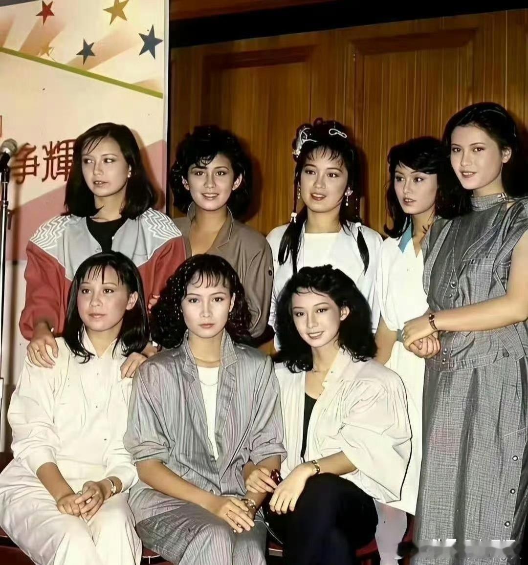 刘嘉玲那时候一看就是大陆妹，把手搭在刘嘉玲肩膀上的应该是翁美玲，都是女神哇。