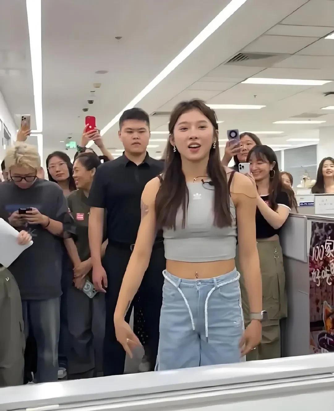 吴艳妮这壮实敦厚的H型身板，一般男人可能根本无法驾驭！28岁的吴艳妮也老大不小