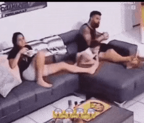 儿子：能不能用手，用心抱抱我？