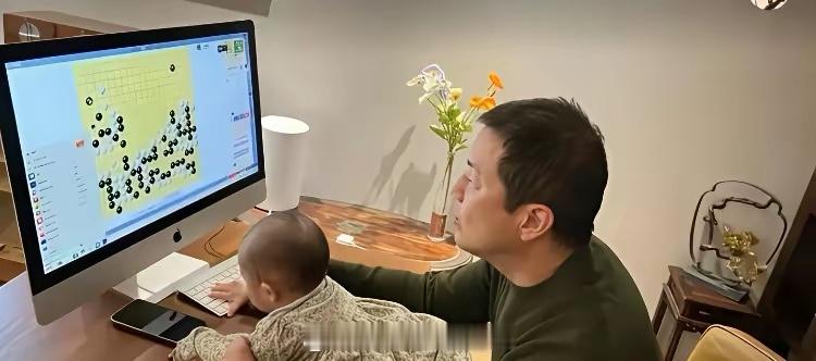 李亚鹏和海哈金喜的女儿李夏。李亚鹏这两个女儿有意思。李嫣像他，李夏像妈妈。