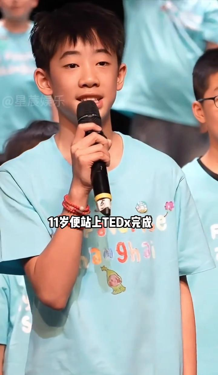 看新闻说陈小春、张智霖他们这几个“大湾仔”的孩子都长大了。陈小春家儿子拿奖学金去了英国，林晓峰家孩子
