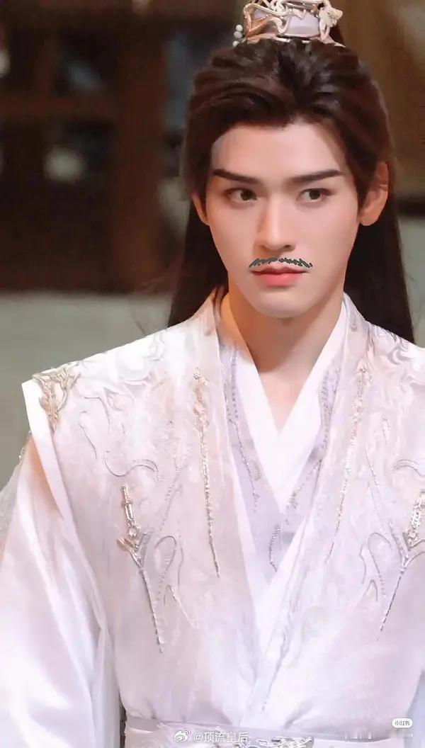 龚俊如果留小胡子也很帅诶，很有武侠小说里大侠的味道。