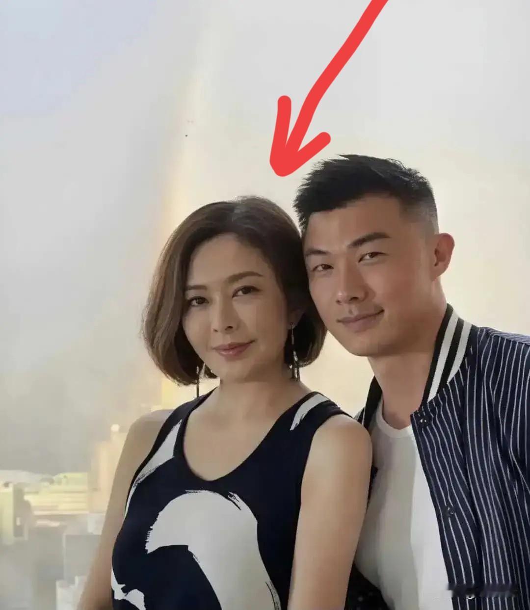 报复性找年轻伴侣？62岁关之琳被曝新恋情：男友Johan，才满27岁！爱情果