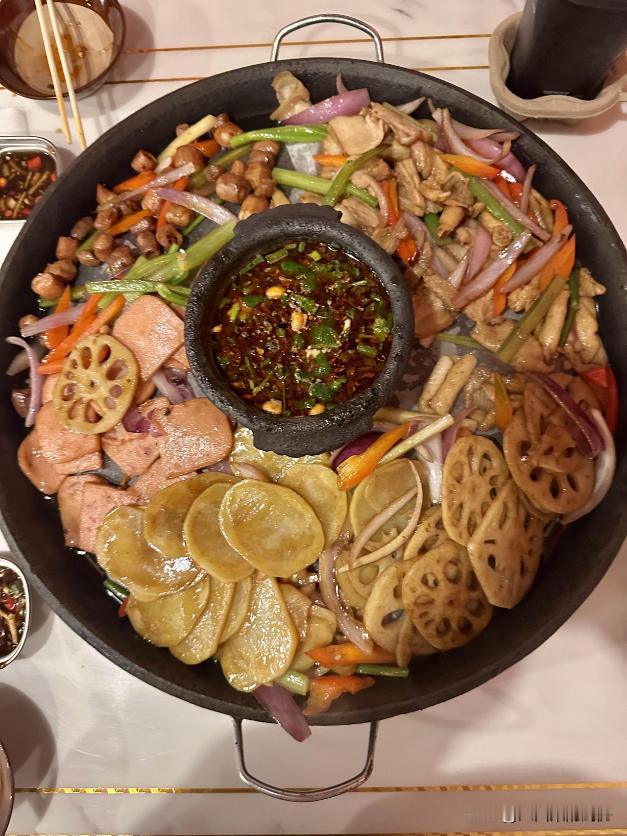 贵州活油烙锅🍲今天去吃贵州活油烙锅，没有去过贵州也是第一次吃[笑着哭]感觉还可