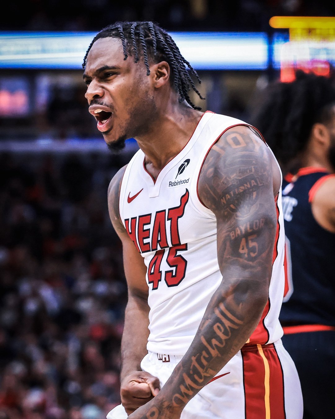 Shams：据ESPN消息人士透露，受限制自由球员达维恩·米切尔有意签下一份为期