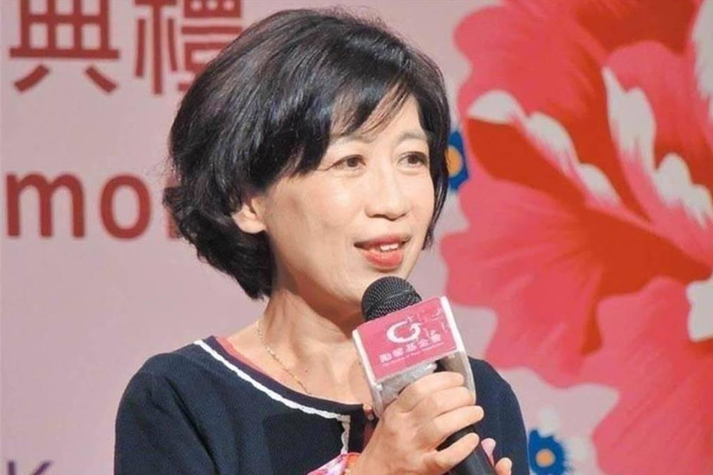 中国台湾省政坛最讽刺的公私反差名场面，彻底引爆舆论！一边是民众党创党主席柯文哲妻