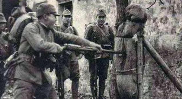 1939年，日本大佐饭野贤十杀害8名我方士兵后，枪口又瞄准了第9个人，只听“砰”