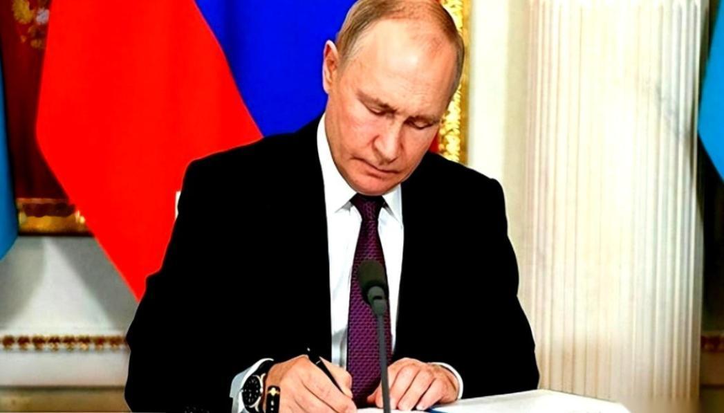 海牙那帮人万万没想到，一张针对普京的逮捕令递到克里姆林宫，换回来的竟是一张15年