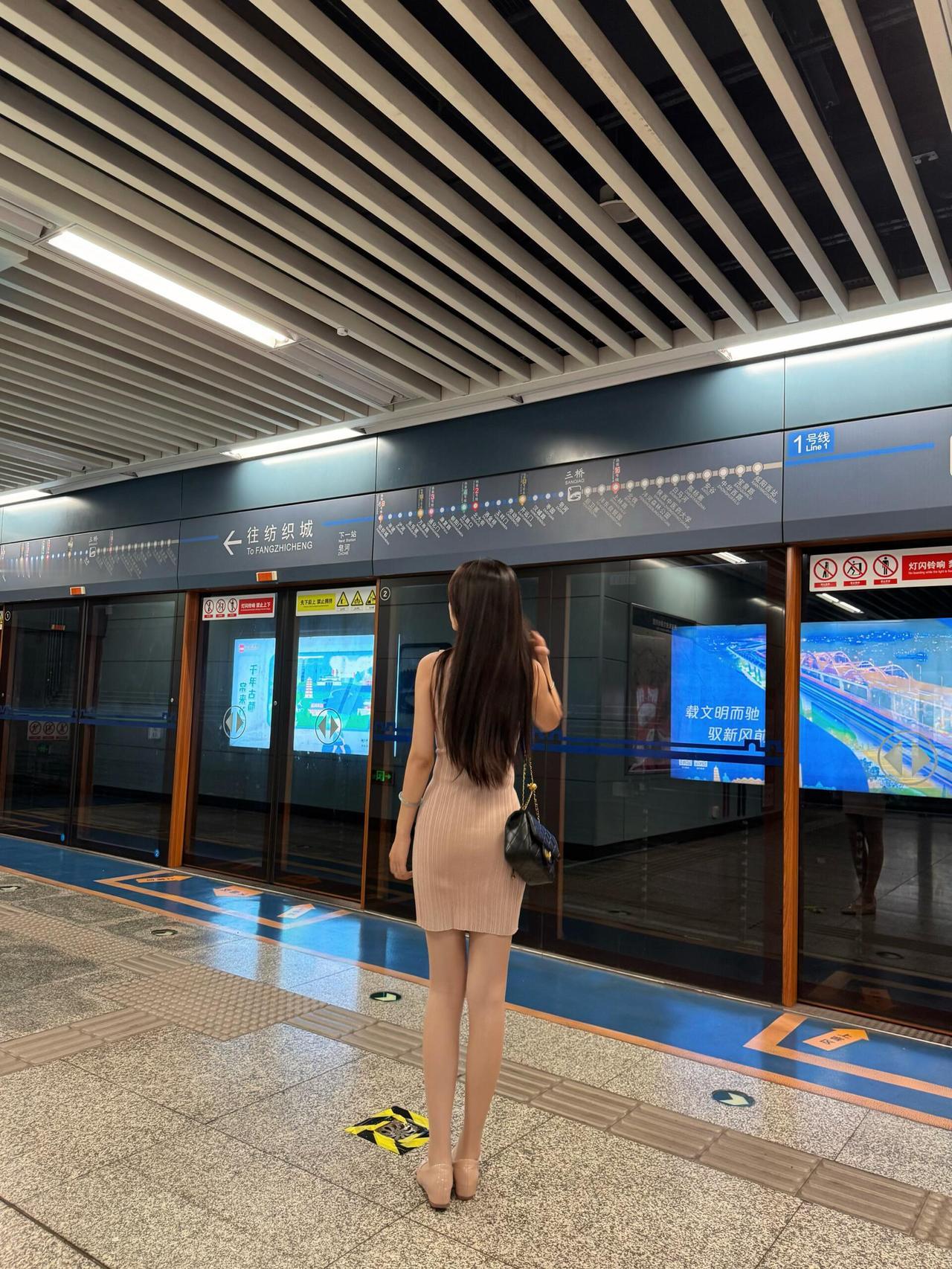 人情世故：不要与任何人走得太近。努力赚钱，才是硬道理。跟谁太近都容易生