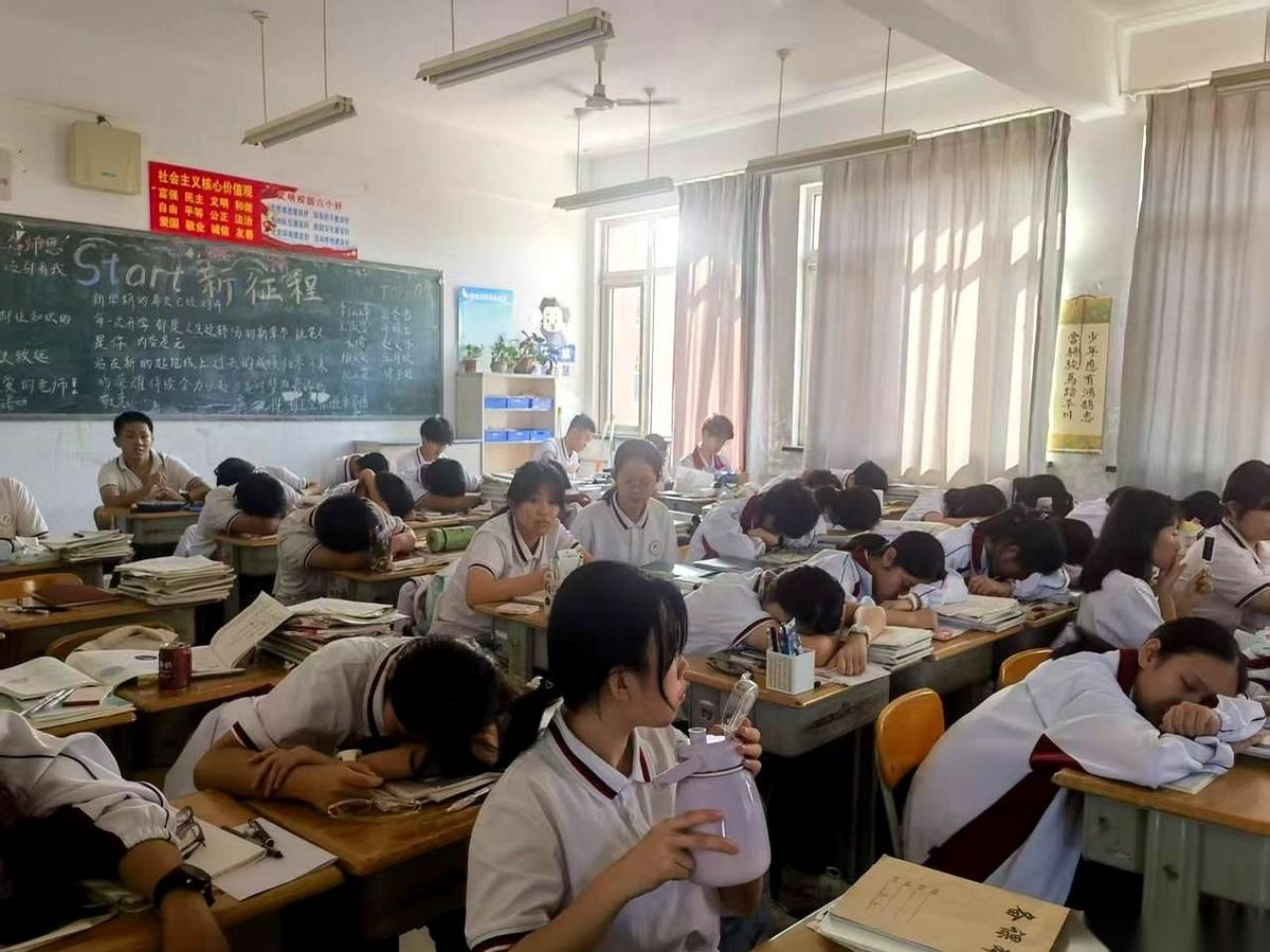 我闺女她们班，重点高中，理化考十几分的大有人在。不是一个两个，是一片一片的。