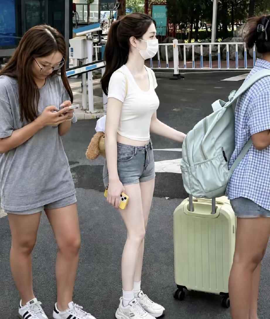 什么叫鹤立鸡群，看了这女生，我才真正体会这个词的含义。太白了，白的让人根本移不
