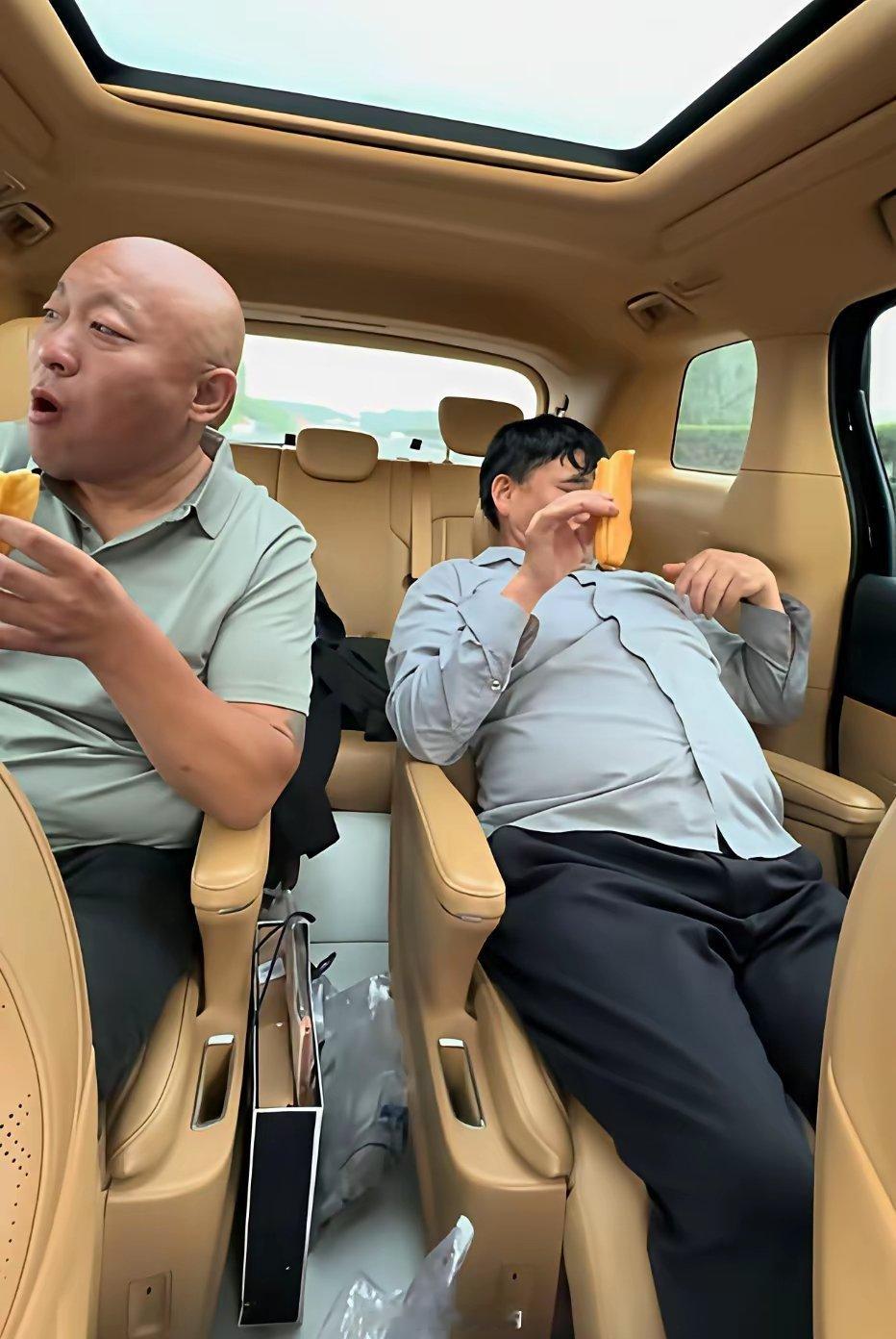 大衣哥去商演途中饿了在车上吃油条时的一幕，外表光鲜背后的辛苦谁懂。你怎么看？​