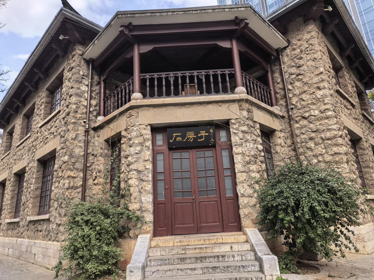 北京路上的这个云南省重点文物保护石房子终于回归了，开了一年多的餐饮店铺，应该是各