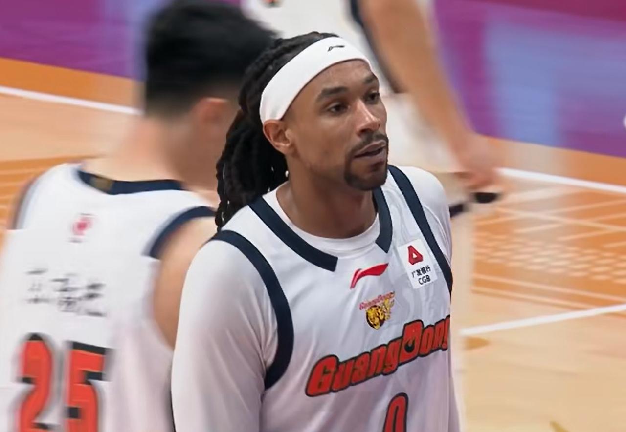 忍无可忍，萨林杰发文怒批网友！目前，广东队全队正在积极备战季后赛的比赛，然而，