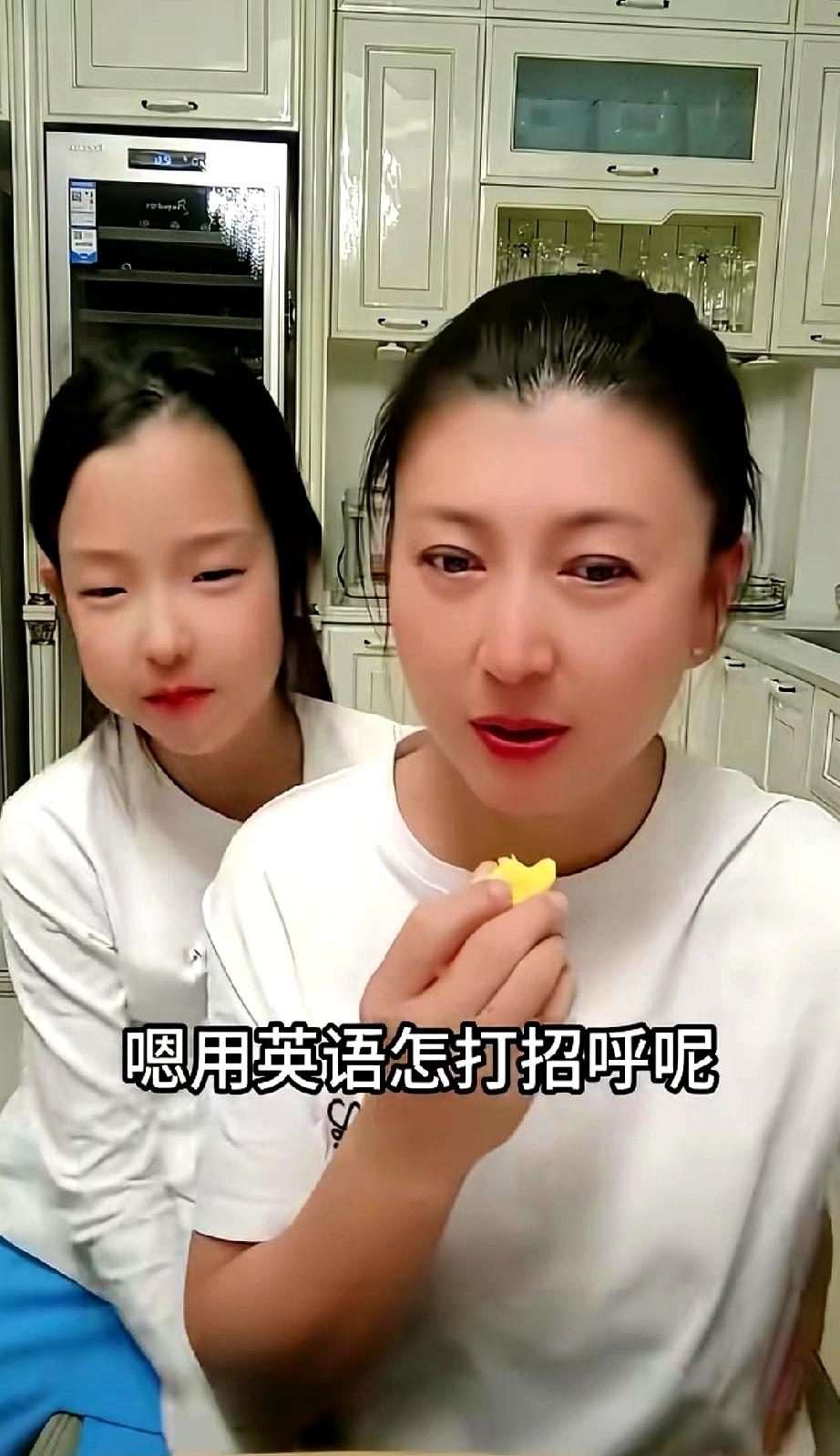 直播里网友一句“你女儿眼睛没遗传你”，闫学晶直接摊牌：双眼皮是割的，但美不是流水