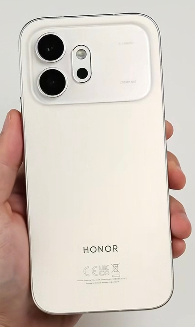 刚看到一个老外开箱荣耀600，这边框、这大R角，质感太好啦！