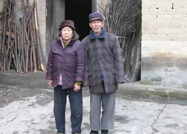 把我和老伴的照片，跟梁朝伟刘嘉玲的放一块，我心态崩了。论皱纹，他俩眼角的褶子，