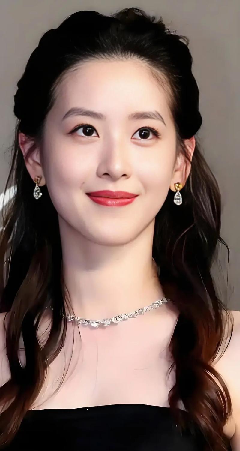 这个世界上我最搞不懂的人就是章泽天了，明明自己已经是富豪太太，为什么还要出来混各