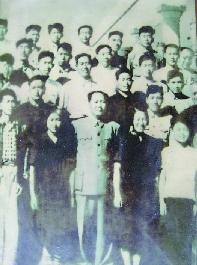 1954年北戴河，毛主席想和老渔民聊个天，不料，老渔民看了他一眼，摆手说：“没空