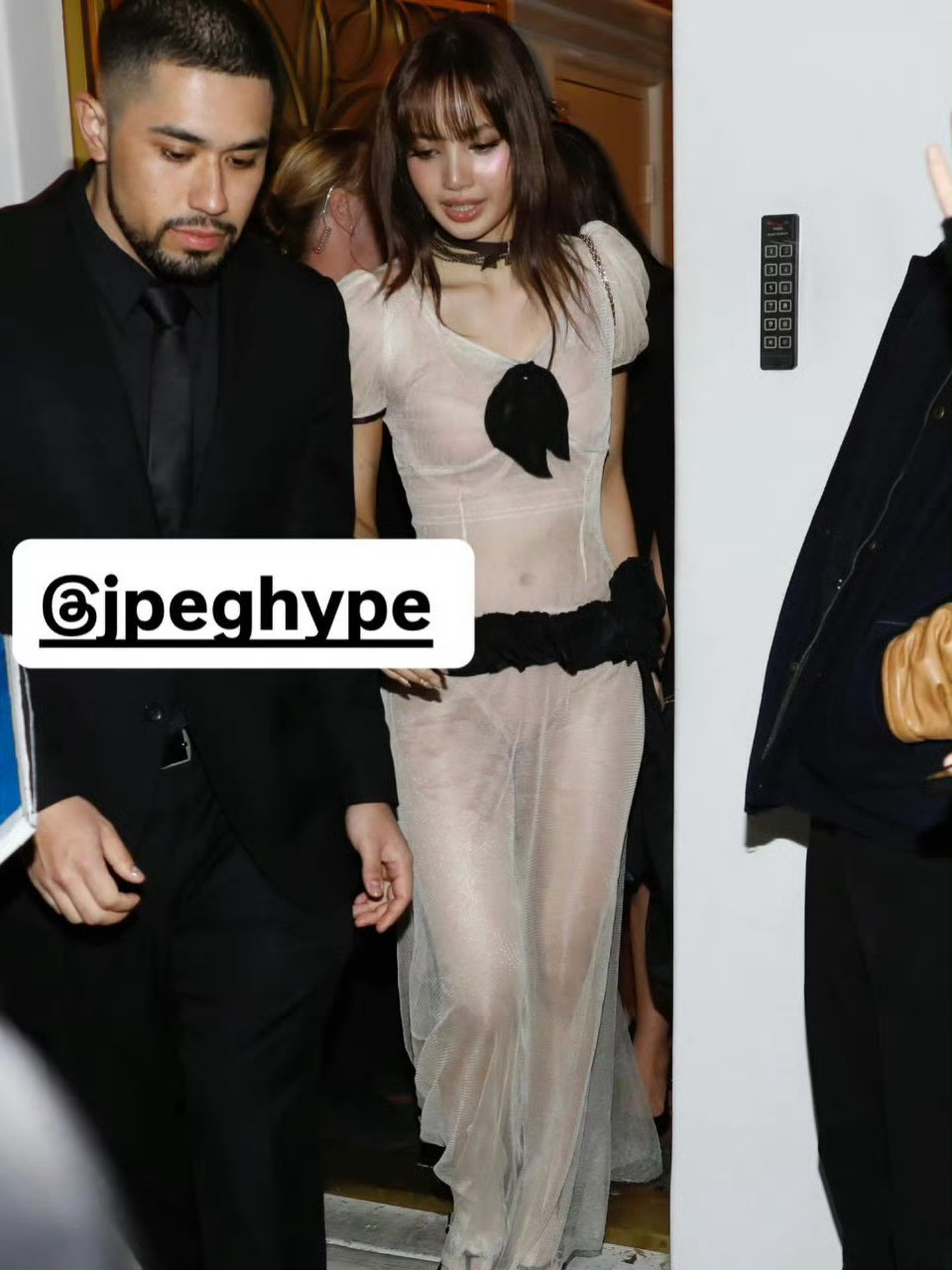 遇到难回答的问题又不说话了Lisa金球奖造型