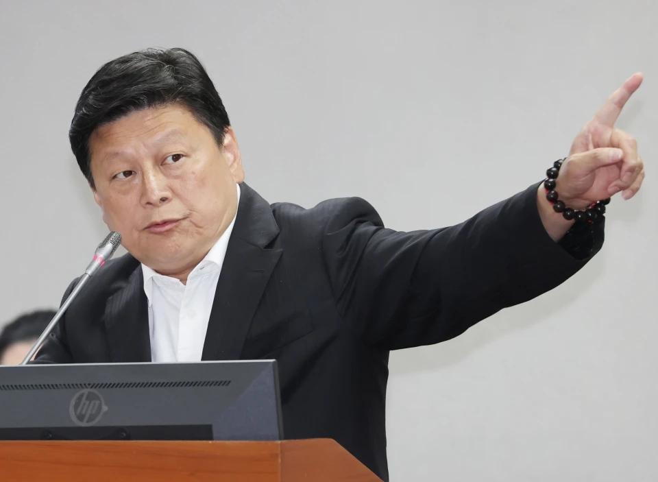 民进党台北市长参选人、“立委”沈伯洋不满国民党团总召傅崐萁指控他收受境外资金48