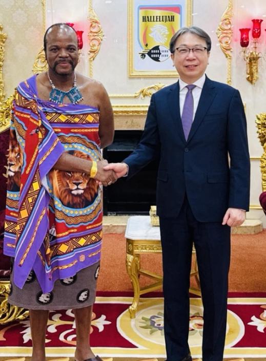 不愧是非洲唯一一个还承认台湾的“独苗”！ 身上裹着床单，脚上踩着凉拖，一身“