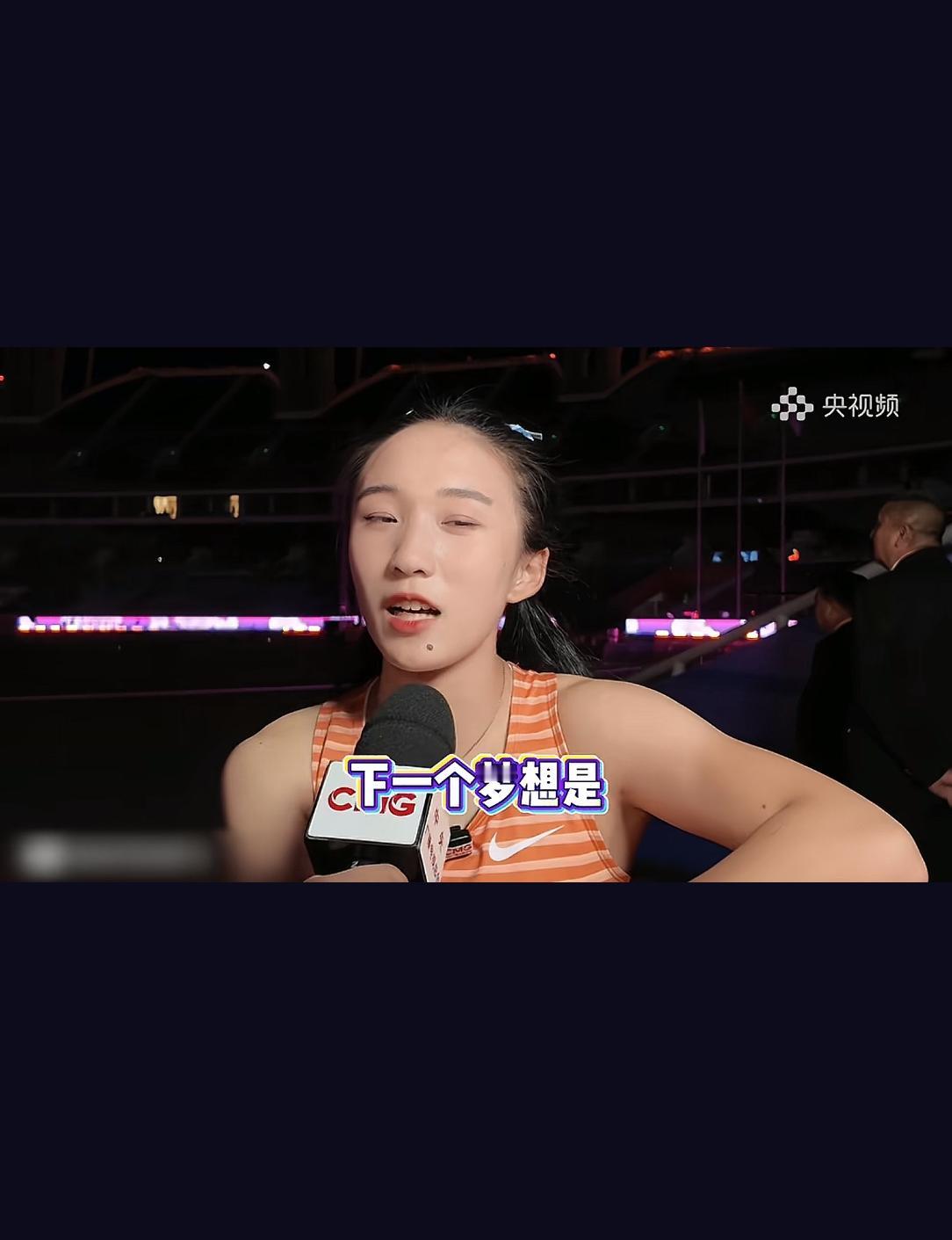 女子百米大赛后，08后陈妤颉和97后孔玲瑶的赛后感言对比。央视主持人采访冠军0