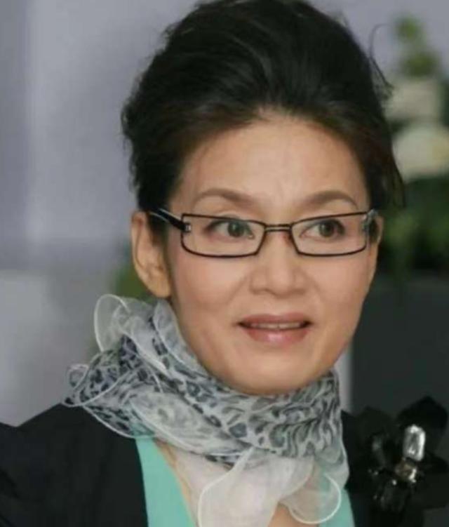 1979年，刚结婚1年的潘虹，出轨了导演杨延晋，可杨延晋的妻子洪融不