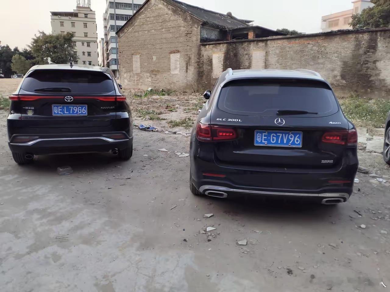 今天早上在广州市花都区大凌村停车场，碰到一位奔驰车主，他车牌的数字居然跟我的车一