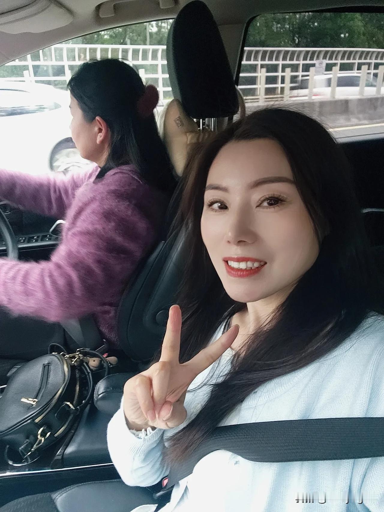 用简单的心拥抱生活，快乐就是那捧在手心里的温暖阳光。早安吖🌞