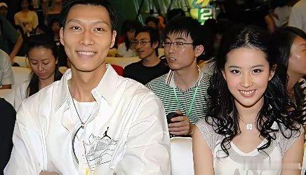 2008年，易建联为了追求刘亦菲，不惜花重金买了一对贵重的手镯送给她，刘亦菲很是