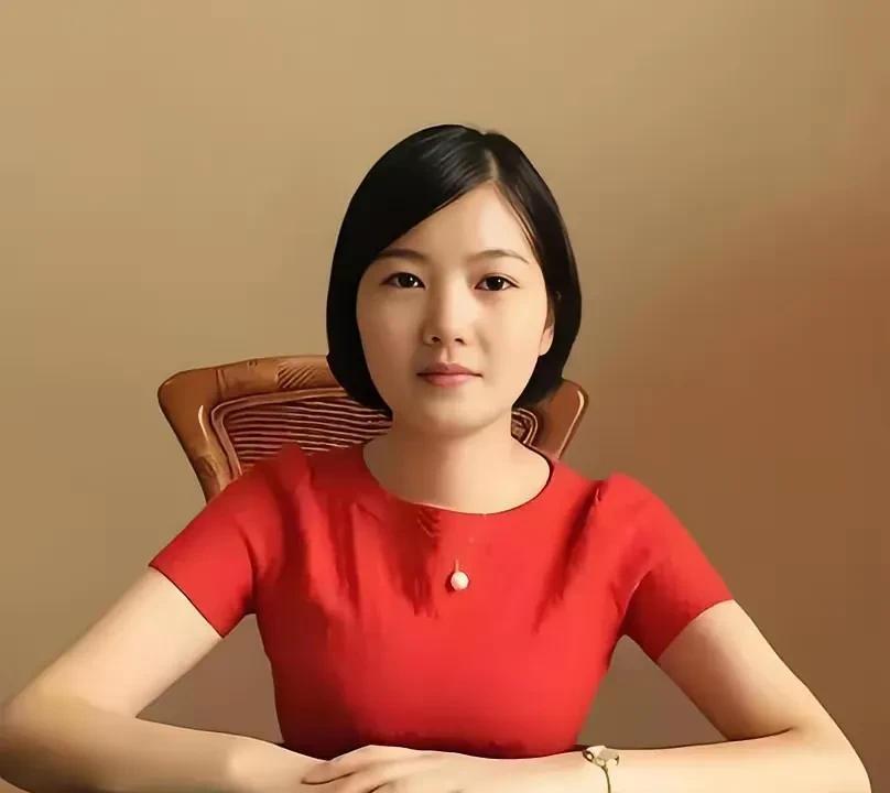 李佩霞本应有一番光明的事业。她1983年出生，2001年就参加工作，还曾在万年县