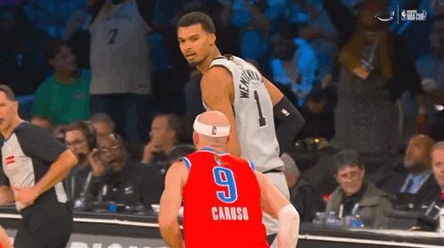 文班单打卡鲁索成功，手指着他，嘴里念念有词：imbiggerthanyou