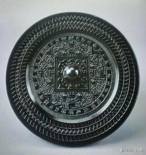 古籍《西京杂记》里面，记载过一面非常神奇的秦朝古镜。公元前206年，刘邦攻入咸