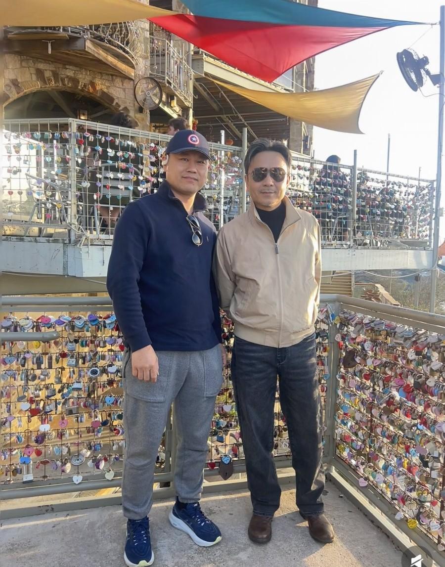 你没看错，这是汪涵。50岁的人，被网友说像70岁。胡子斑白，头发凌乱，一件拉链