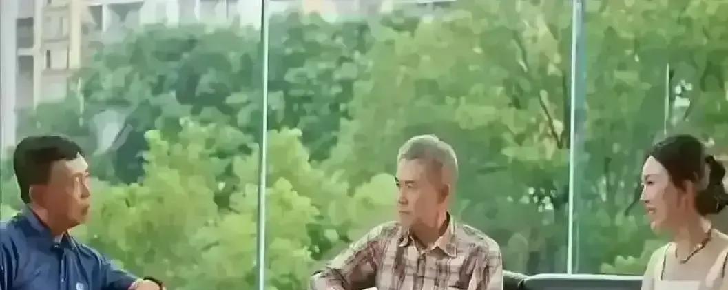 王石弯下腰的那一秒，毁在妻子的一句耳语里。商业江湖的规则突然失效。当王石向段