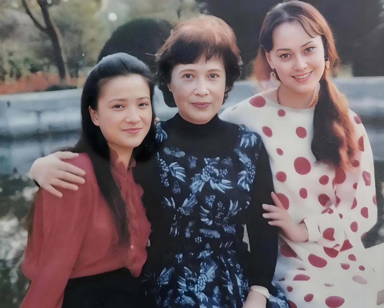 #老照片#中间的靓丽长者，肤白貌美，气质如兰，是我国著名的电影表演艺术家秦怡。