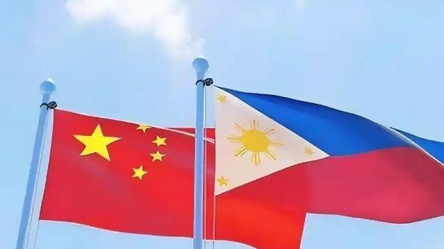 一位美籍华人发文表示：中国不要高看自己，连菲律宾这种小国都敢针对你们，而你们只能