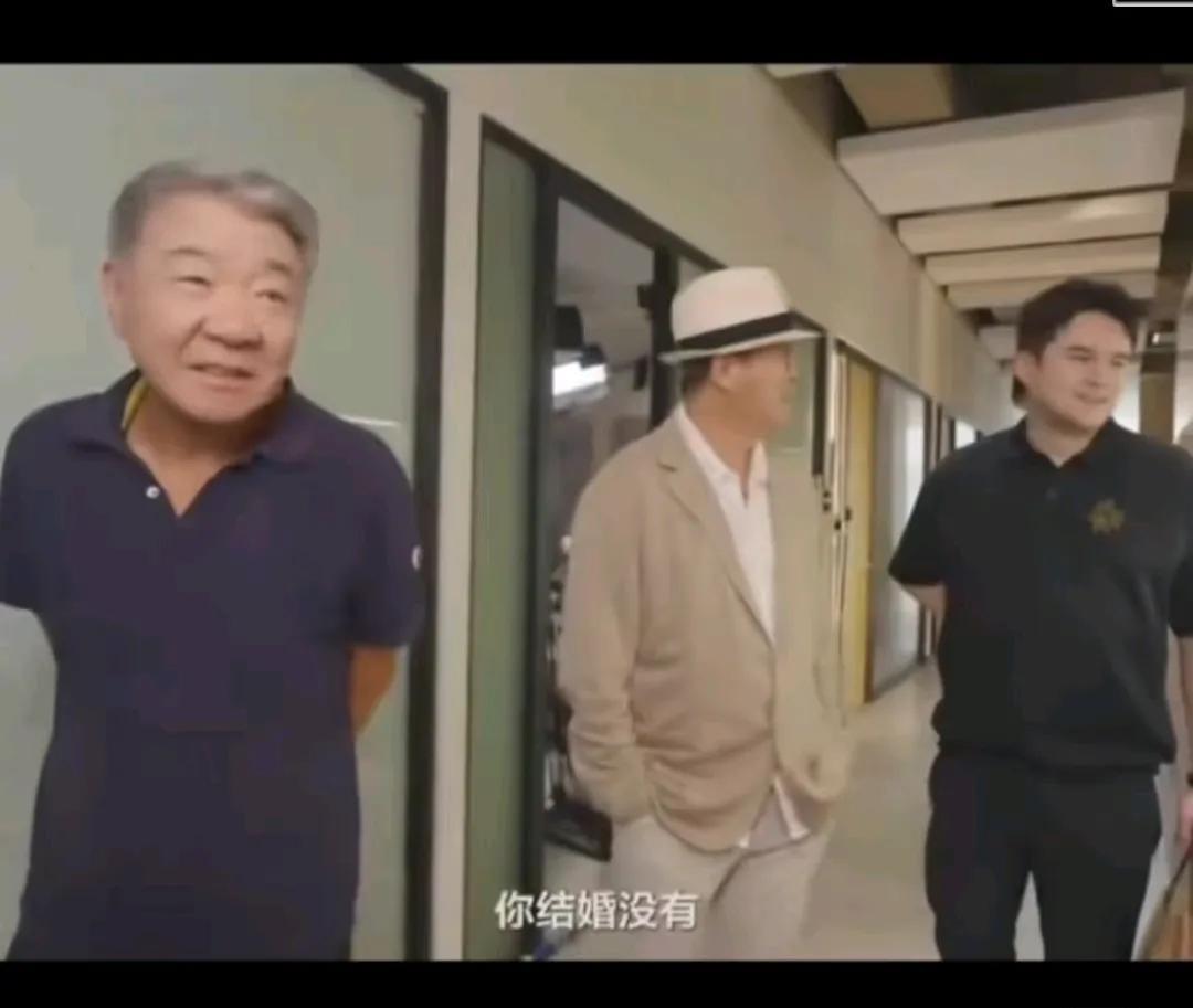 哈哈哈！曹译文导演还没结婚，笑死在评论区了，有人说译文没结婚，她们还有站到肖战旁