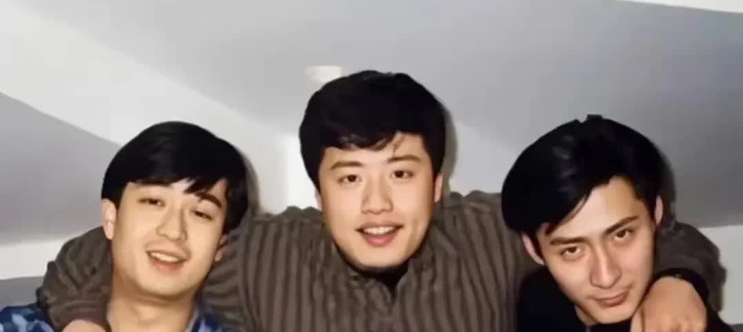 张嘉译，钱雁秋，张子健1991年，三个人在北电上学时的合影。时间飞逝，三