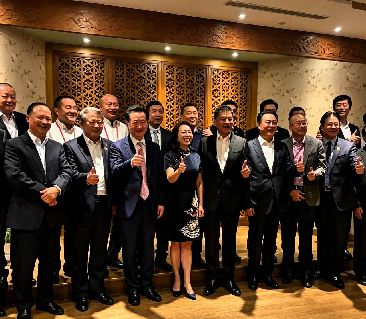 回看19年那场川商饭局，王健林、冯仑、刘永好、刘汉元全在场。都是摸爬滚打过来