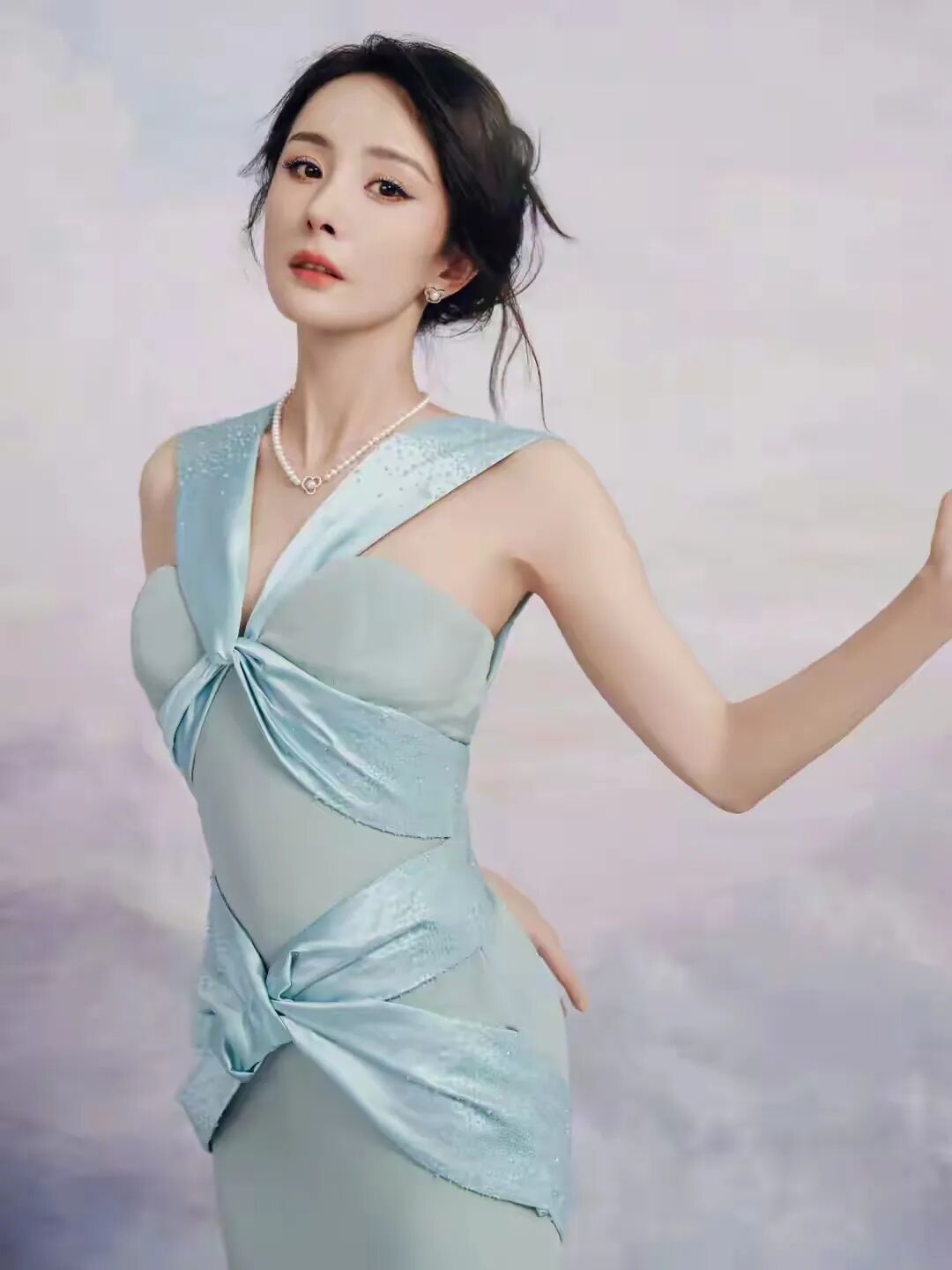 杨幂美照释出！曲线曼妙鲨疯了