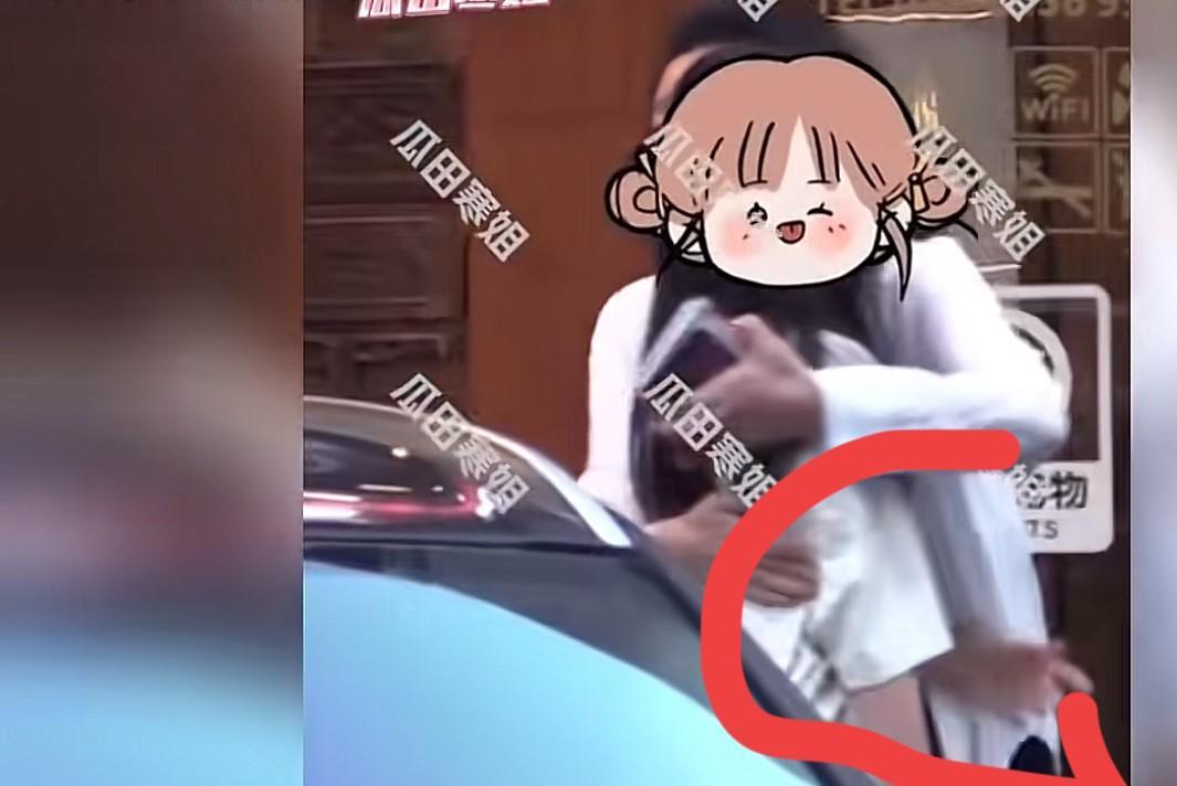 小玥儿跟奶奶张兰不亲啊……张兰拥抱她时，她不是张开双手迎接奶奶，而是很明显的把