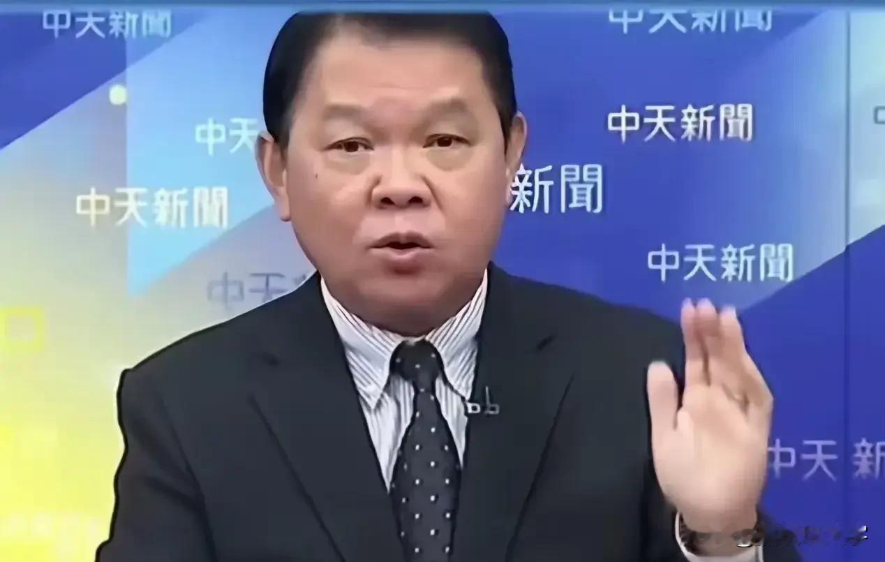 台前舰长黄征辉称，他年轻的时候想开大舰没有，如今看到万吨大驱心里特别激动，他以当