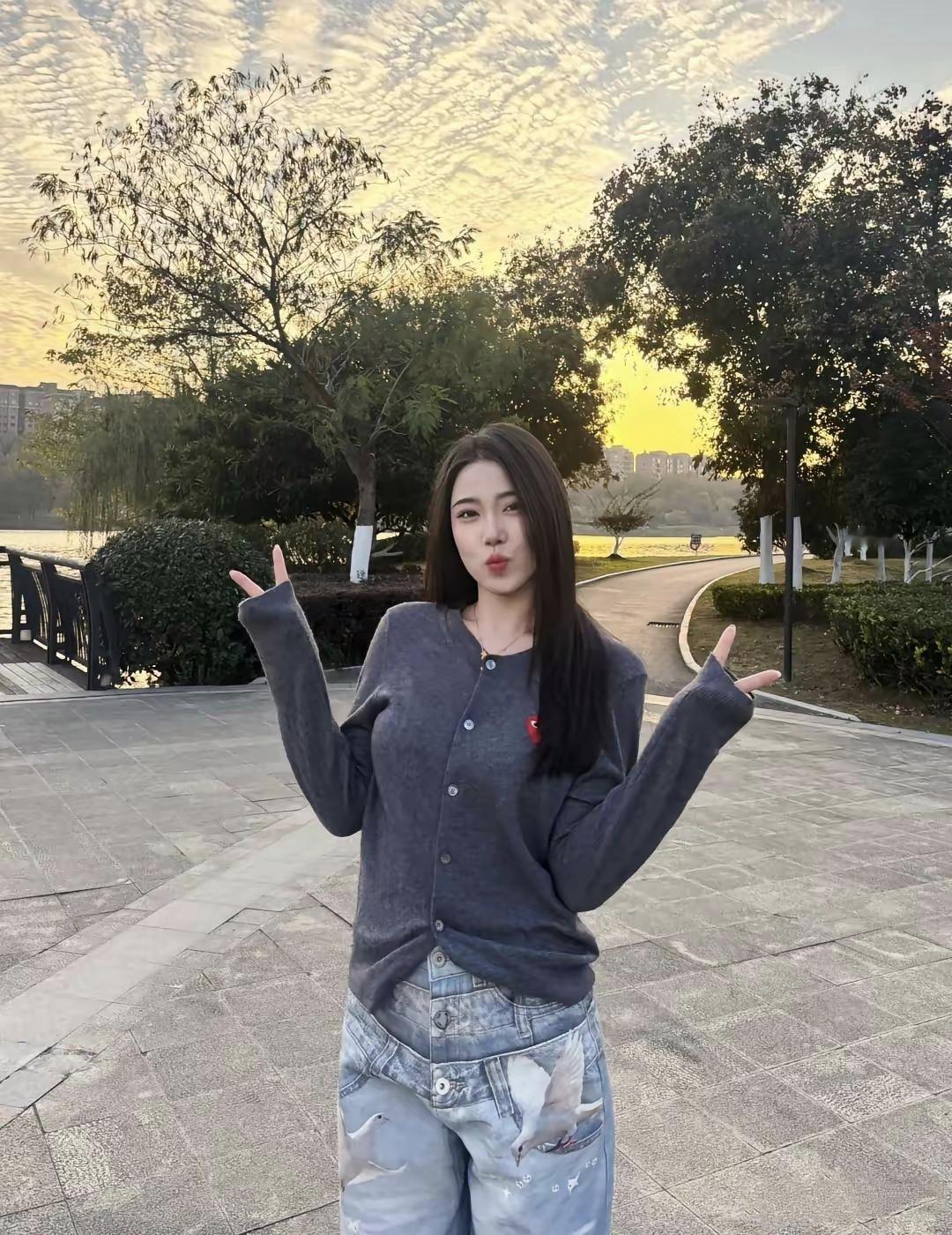 美图欣赏，看图写诗，情感解读《晚晴湖畔》婉约古风：晚照澄湖漾浅金，